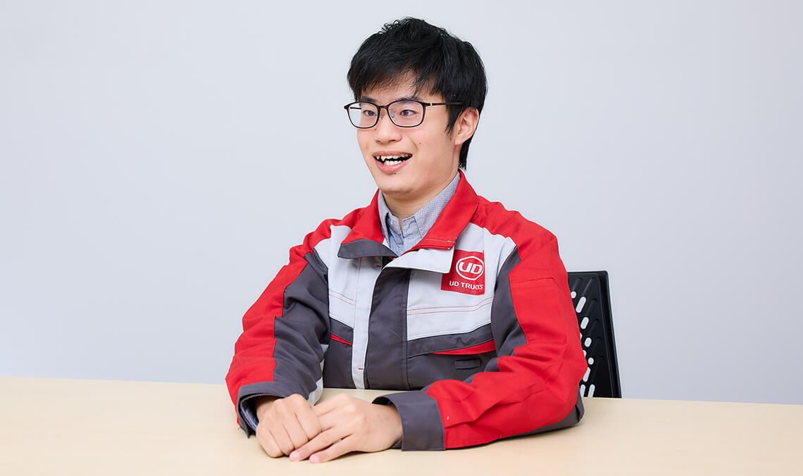 インタビューに答えるリョウスケさんの写真