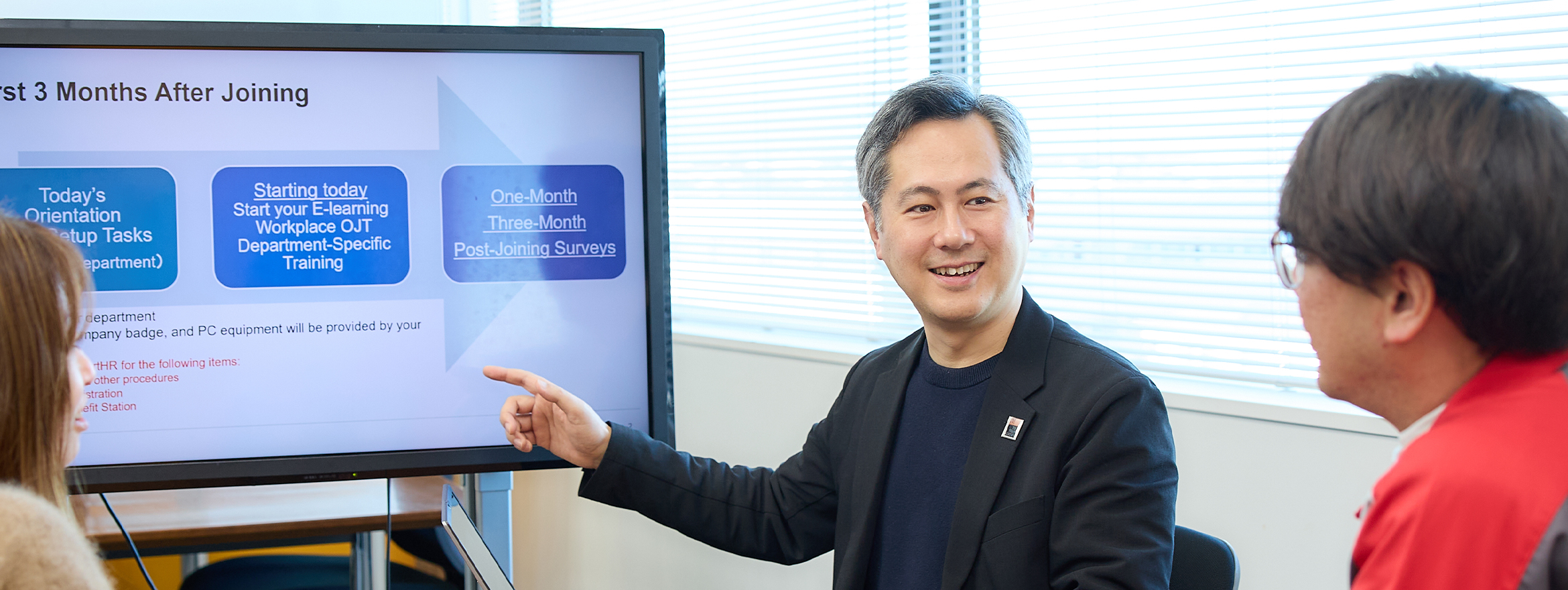 人事部のメンバーと打ち合わせをしているナオヤさんの写真