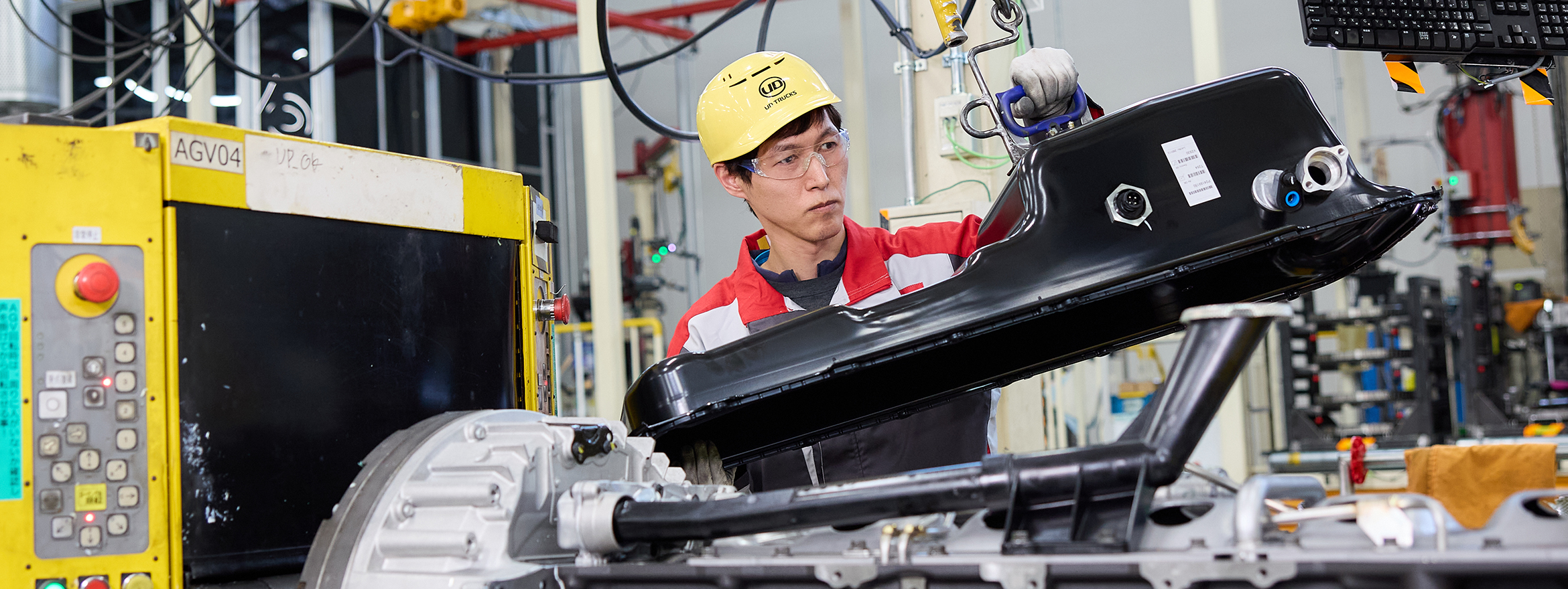 工場内でエンジン外部の部品を組み立てているシュウタロウさんの写真