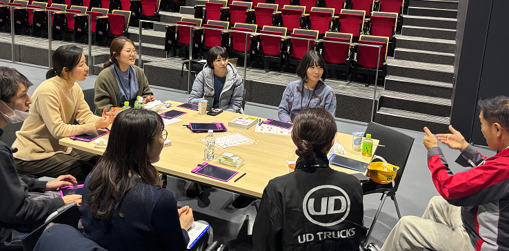 Language Caféの様子を紹介する写真