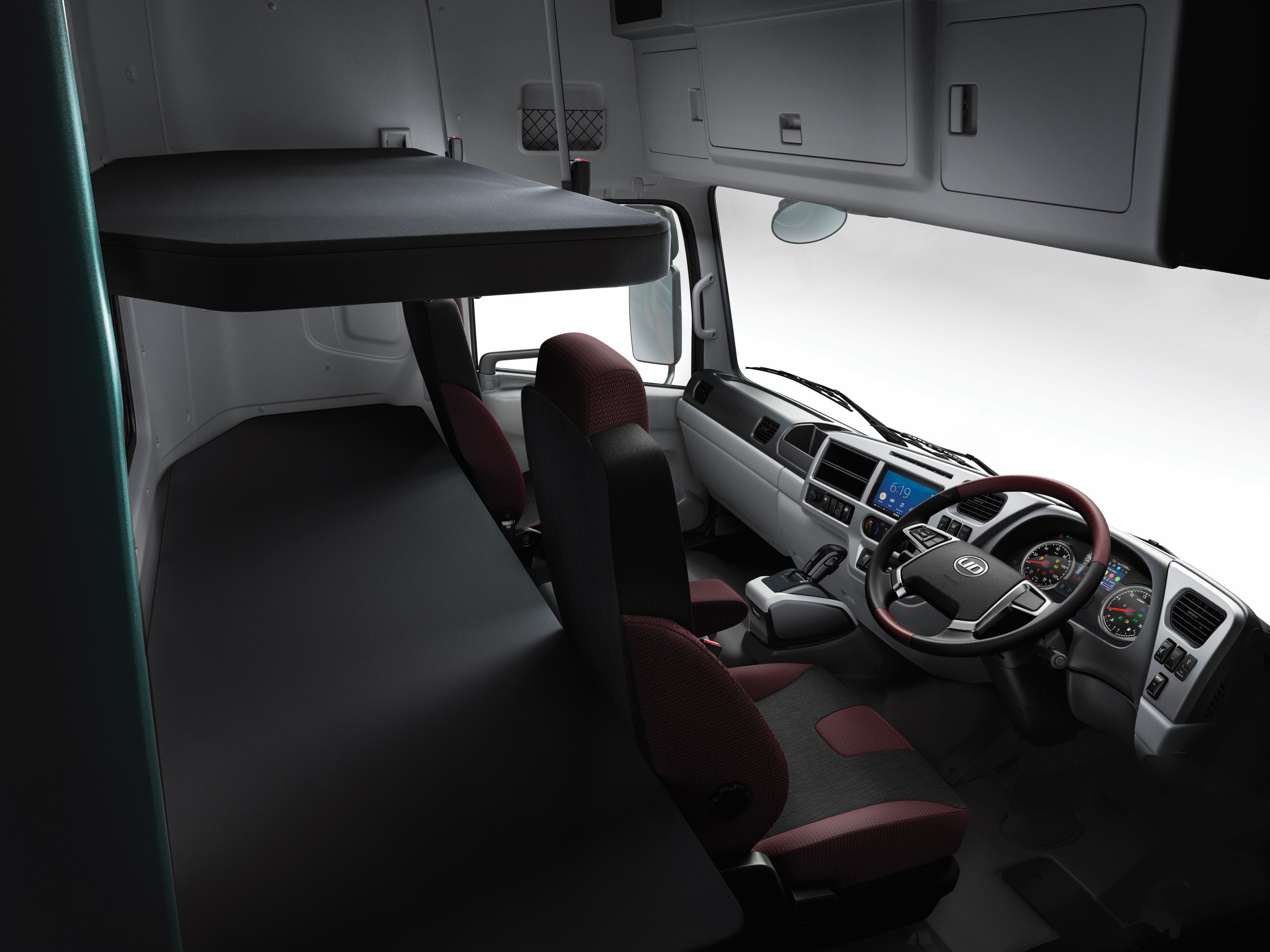 Ndani ya lori, viti viwili na kitanda cha juu kwa nyuma.