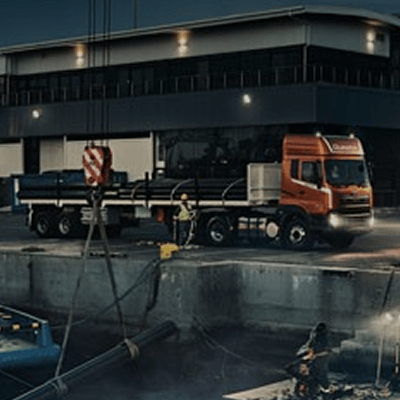 រថយន្តដឹកទំនិញស្ថិតនៅតំបន់សំណង់ពេលល្ងាច