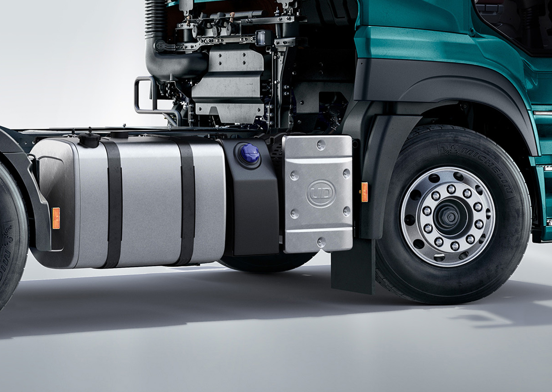 Sehemu ya mbele ya lori la rangi ya kijani, gurudumu na sehemu ya tanki.