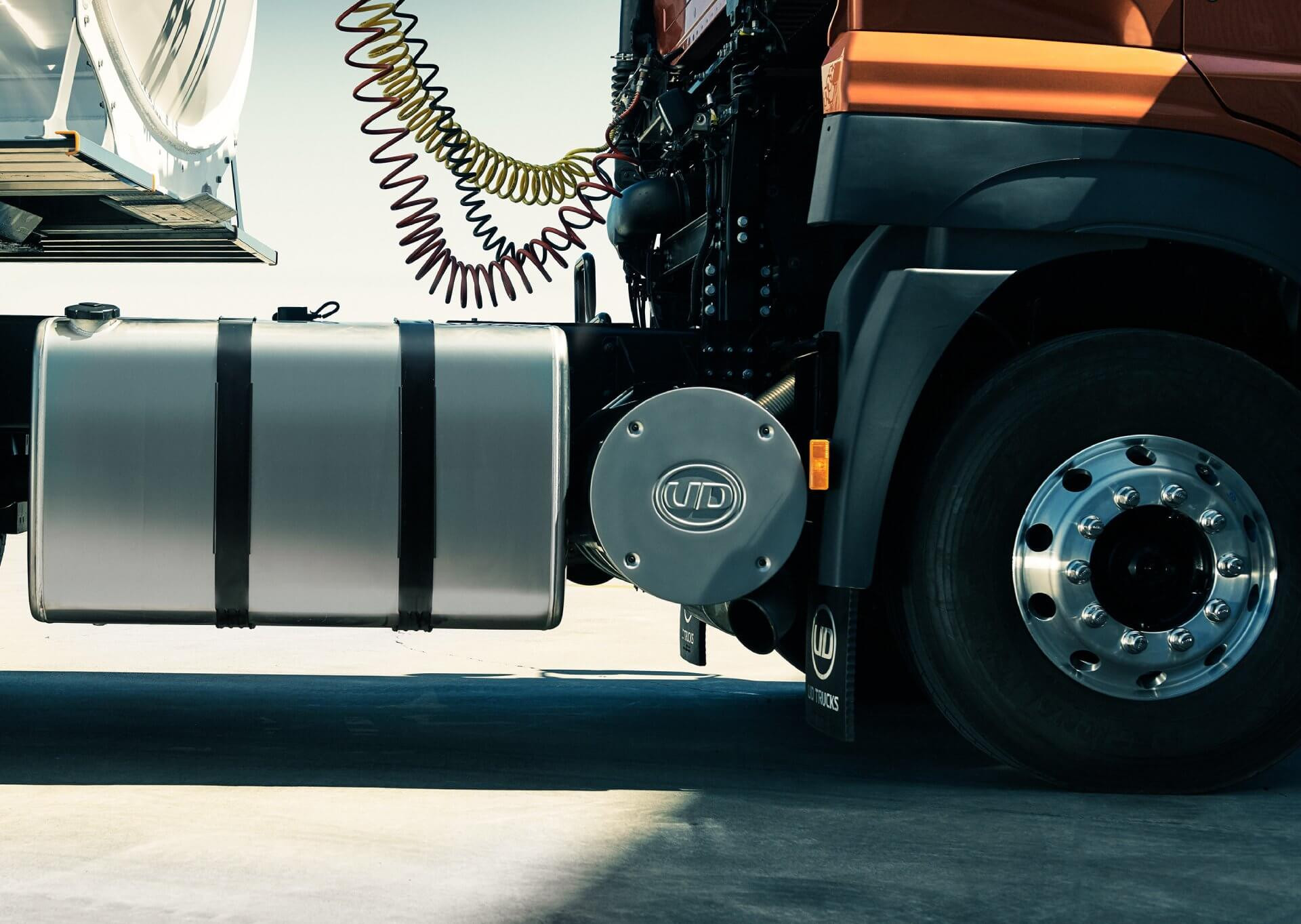 កង់មុខរបស់រថយន្តដឹកទំនិញជាមួយធុងសាំងធំ