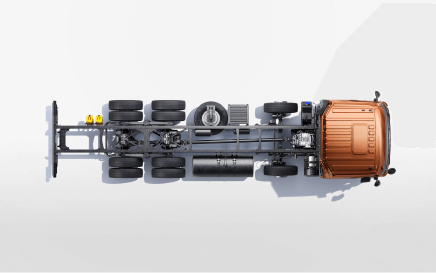 Trak na tiningnan mula sa itaas, kita ang tsasis at anim na gulong.