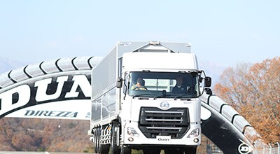 Customers evaluate the drivability of the new Quon tractor