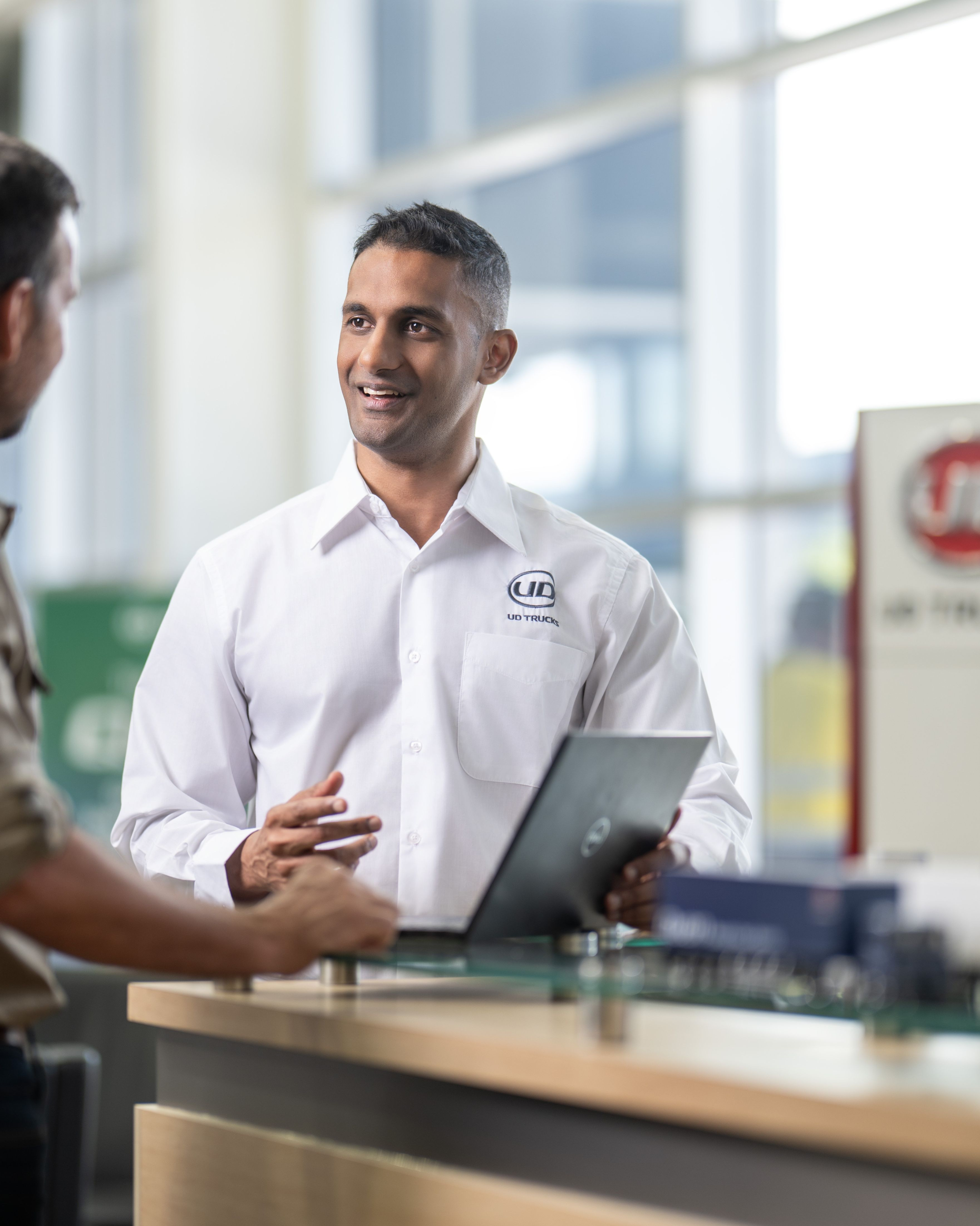 UD Sales Account Manager Talkingg with a customer