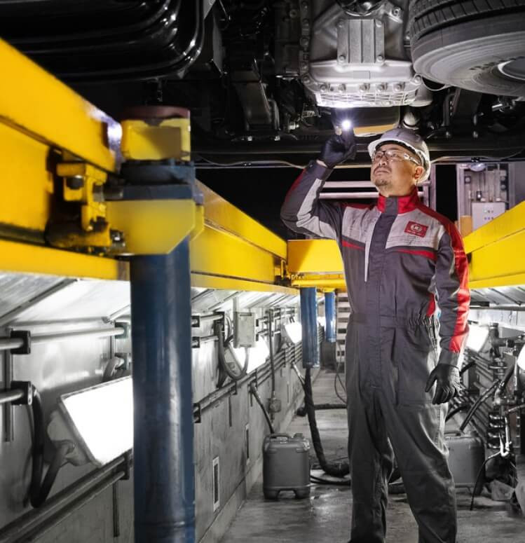 កម្មករពិនិត្យកប៉ាល់រថយន្តក្រោមត្រង់ថ្នល់បោះពិភាក្សា