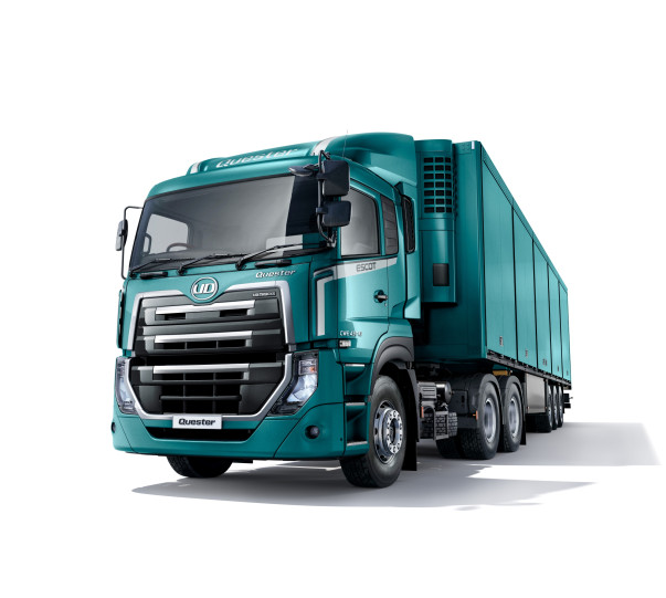 Lori la rangi ya bluu likiwa kwenye usafi wa mandhari meupe.